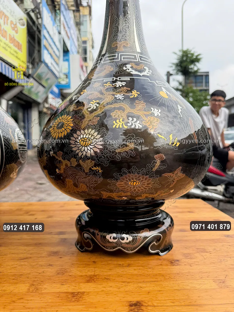 Họa tiết hoa c&uacute;c tr&ecirc;n th&acirc;n b&igrave;nh h&uacute;t lộc